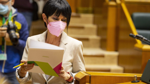 La portavoz de EH Bildu, Maddalen Iriarte, durante el pleno de control del Parlamento Vasco.