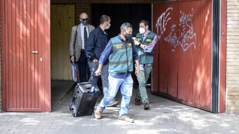 Un grupo de agentes de la Unidad Central Operativa de la Guardia Civil (UCO), durante un registro en el domicilio del subdelegado del Gobierno en Valencia, Rafael Rubio, a 13 de mayo de 2021, en Valencia.