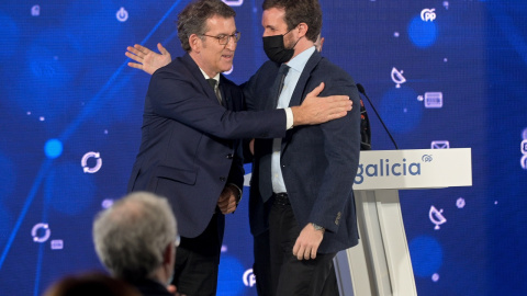 El presidente del Partido Popular, Pablo Casado (d) y el presidente de la Xunta de Galicia, Alberto Núñez Feijóo