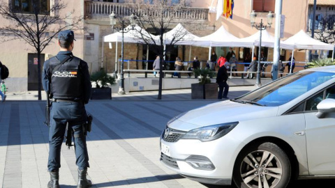 Imatge d'un agent davant l'Ajuntament de Cornellà de Llobregat