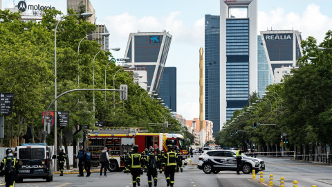 Bomberos y Policía Nacional en el lugar donde ha tenido lugar la fuga de gas, en las inmediaciones del Estadio Santiago Bernabéu de Madrid.