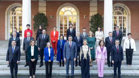 Sánchez junto a los nuevos ministros y ministras del Gobierno de coalición PSOE-Sumar, en el Palacio de la Moncloa, a 22 de noviembre de 2023, en Madrid