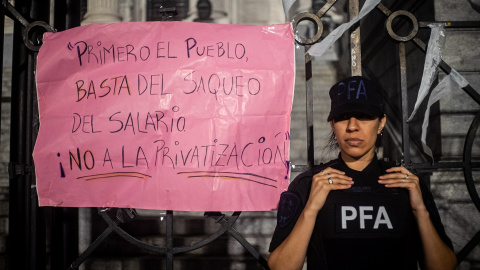 Una agente de policía vigila las calles de Buenos Aires durante una protesta contra las medidas de 'shock' económico de Javier Milei y Argentina.