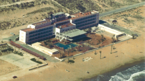 Vista aérea del hotel Arenales del Sol durante la década de los sesenta en la costa de Elche, un edificio de hormigón que será demolido por estar asentado en el dominio público marítimo terrestre.