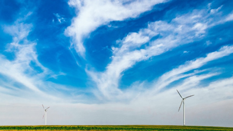 La subasta de energías renovables ha puesto de nuevo sobre la mesa la disparatada brecha de precios que se da entre los costes de producción y las cotizaciones del mercado mayorista.