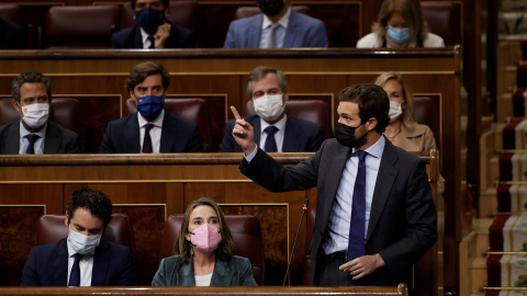 El líder popular, Pablo Casado (d), interviene durante la sesión de control al Gobierno, este miércoles, en el Congreso de los Diputados.