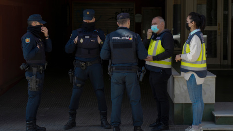 Miembros de la Policía Nacional en el departamento de Deportes del Ayuntamiento de Cornellà de Llobregat durante los registros, a 14 de febrero de 2022.