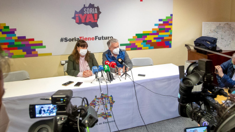 14/02/2022.- El candidato de la agrupación de electores de Soria ¡Ya!, José Ángel Ceña (d) y la número dos del partido Vanessa García (i) durante una rueda de prensa celebrada este lunes en Soria tras las elecciones regionales de ayer en Castilla y