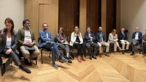 Los juristas que han participado en el acto de Más Democracia este martes, con Vicente Guilarte, en el centro