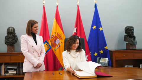 La presidenta de la Comunidad de Madrid, Isabel Díaz Ayuso (d.) junto a la alcaldesa de Alcalá de Henares, Judith Piquet, en el Consistorio de la localidad este miércoles.