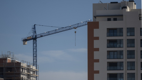 Una grúa en una zona de edificios de viviendas en construcción en Madrid. E.P./Alberto Ortega