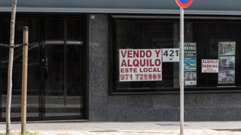 Carteles de venta y alquiler en un local, a 15 de abril de 2024, en Palma.