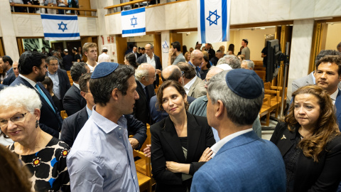 La presidenta de la Comunidad de Madrid, Isabel Díaz Ayuso (c), asiste al solemne acto celebrado en memoria de las víctimas de los ataques terroristas sufridos por Israel, en la Sinagoga Beth Yaacov, a 10 de octubre de 2023, en Madrid.