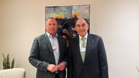 El presidente de Iberdrola, Ignacio Sáanchez Galán (d.), con el consejero delegado de Norges Bank, Nicolai Tangen  (i.), reunidos en el Foro de Davos.