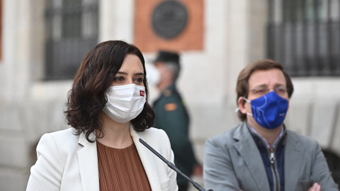 La presidenta de la Comunidad de Madrid, Isabel Díaz Ayuso (i), realiza declaraciones junto al alcalde de Madrid, José Luis Martínez-Almeida (d), este jueves, al recorrer la zona de la Puerta de Sol tras los disturbios de la noche del miércoles en una