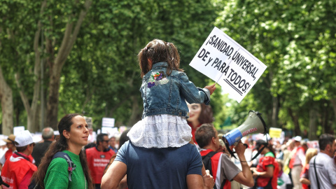 Decenas de personas durante una manifestación para defender la sanidad pública, a 19 de mayo de 2024, en Madrid (España).