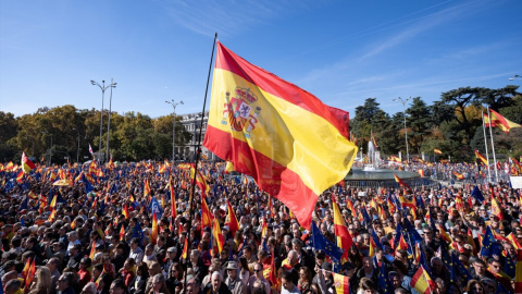 Miles de personas durante una manifestación contra la amnistía, en Cibeles, a 18 de noviembre de 2023, en Madrid (España).- Diego Radamés / Europa Press