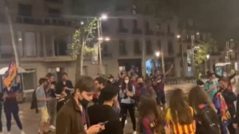 Decenas de jóvenes celebran en Canaletas la victoria del Barça femenino en la Champions