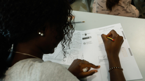 Una estudiante realiza las pruebas de acceso de la EvAU 2023, en la Universidad de Murcia, a 5 de junio de 2023.