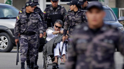 El exlíder de las FARC, Jesús Santrich, abandonaba la prisión La Picota, justo antes de ser recapturado. REUTERS