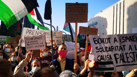 Imatge de la concentració a les portes del consolat d'Israel de Barcelona per protestar contra el bombardeig de la Franja de Gaza.