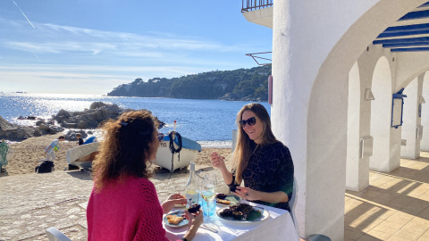 Dues joves gaudeixen d'un dinar de la Garoinada