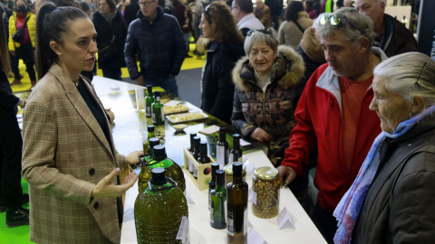 Gent comprant oli a la 60a Fira de l'Oli de les Borges Blanques