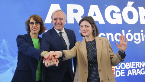 El presidente de Aragón, Jorge Azcón, y la directora general de AWS para España y Portugal, Suzana Curic (izquierda).