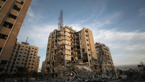 Una edificio residencial completamente destruido en el campo de refugiados de Al Nuseirat, en Gaza, tras los bombardeos israelíes este 18 de enero de 2024.