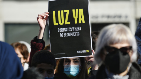 Varias personas, con pancartas que rezan 'Luz Ya', se manifiestan para exigir contratos de luz para La Cañada Real, en la Puerta Del Sol, a 20 de febrero de 2022, en Madrid