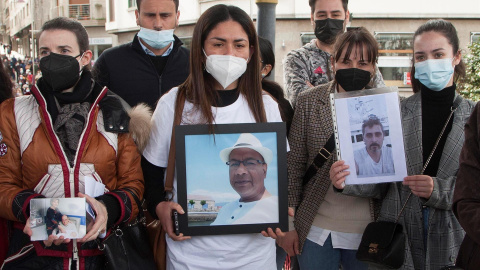 Familiares muestran retratos de varios de los miembros de la tripulación durante una multitudinaria protesta para lograr que se retome la búsqueda de los 12 marineros desaparecidos en el naufragio del Villa de Pitanxo, este domingo en el municipio ponte