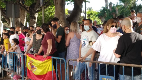 Las personas congregadas a las afueras del Palacio de la Asamblea de Melilla a la llegada de Pedro Sánchez este martes 18 de mayo de 2021.