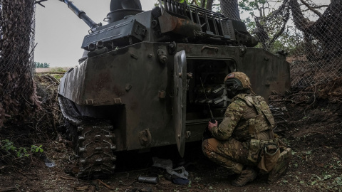 Un militar ucraniano se prepara para disparar un obús autopropulsado 2S1 Gvozdika hacia las tropas rusas, en una posición en la región de Donetsk. REUTERS/Oleksandr Ratushniak