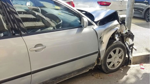 Imagen del coche conducido por un menor tras colisionar contra dos coches estacionados, a 22 de mayo de 2024.