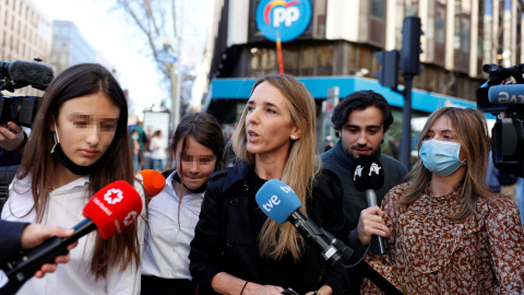 La diputada del PP, Cayetana Álvarez de Toledo, atiende a la prensa a las puertas de la sede de la formación, en la calle Génova de Madrid, tras la reunión del Comité de Dirección del partido.