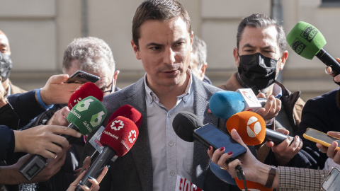 El portavoz del PSOE de Madrid, Juan Lobato, responde a los medios a su llegada a la Fiscalía, a 18 de febrero de 2022, en Madrid.