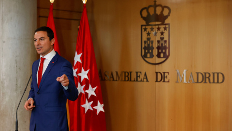 El portavoz del PSOE, Juan Lobato durante una rueda de prensa tras el pleno de la Asamblea de Madrid.