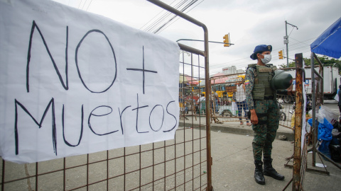 Vista general de un cartel que dice "No más muertes" colocado en la valla alrededor del centro de detención de Guayas N1 en Ecuador. Imagen de archivo.