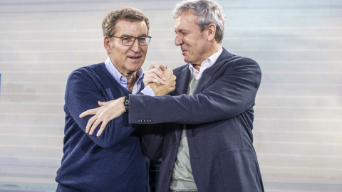 El presidente del PP, Alberto Núñez Feijóo (i) y el presidente del PP de Galicia, Alfonso Rueda, este domingo durante la clausura la XXVI jornada interpalamentaria 'Cumplir con la palabra'en Ourense.