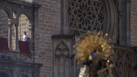 El hallazgo del cuerpo se dio debido a que un amigo del sacerdote fue a visitarle al domicilio.