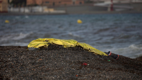 La Guardia Civil halla un cadáver flotando en las inmediaciones de la playa del Tarajal.