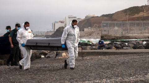 Traslado del cadáver hallado cerca de la playa de El Tarajal.