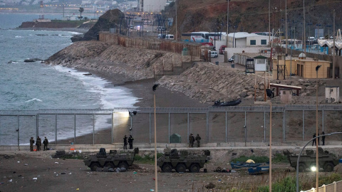 Soldados del Ejército vigilan a primera hora de este jueves la frontera del Tarajal que separa Ceuta de Marruecos este jueves 20 de mayo de 2021.