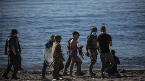 Un menor llega a nado por la playa de Tarajal en Ceuta.