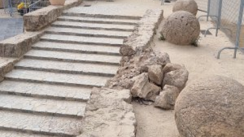 Destrossen un tros d'escales del Park Güell durant el muntatge per a la desfilada de Louis Vuitton