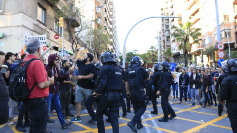 Enfrontaments entre activistes i Mossos durant una manifestació contra una desfilada de la marca de luxe Louis Vuitton al Park Güell de Barcelona