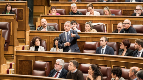 Imagen de archivo de Enrique Santiago en una intervención parlamentaria desde su escaño ante la presencia de Íñigo Errejón y el resto de diputados de Sumar