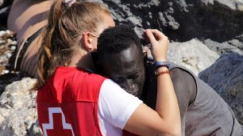 La voluntaria de Cruz Roja que consoló a un migrante en Ceuta cierra sus redes ante la oleada de insultos racistas y xenófobos