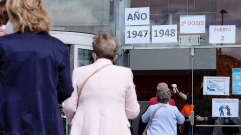 Un grupo de personas hace cola en un centro de vacaciones en Valladolid este martes día en el que la Comisión de Sanidad Pública se reúne para dar respuesta a los casi dos millones de españoles que recibieron la primera dosis de AstraZeneca y que esp