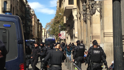 Imatge dels antiavalots dels Mossos en el desallotjament dels estudiants en l'acció a la Secretaria d'Universitats per reclamar la rebaixa de taxes el 15 de març de 2018.